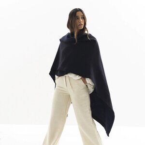 RUANA JUME (BLUE) (BABY LLAMA, MERINO WOOL AND COTTON)